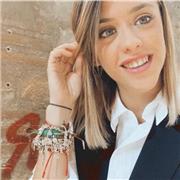 Profesora que imparte clase de distintas materias en varios niveles